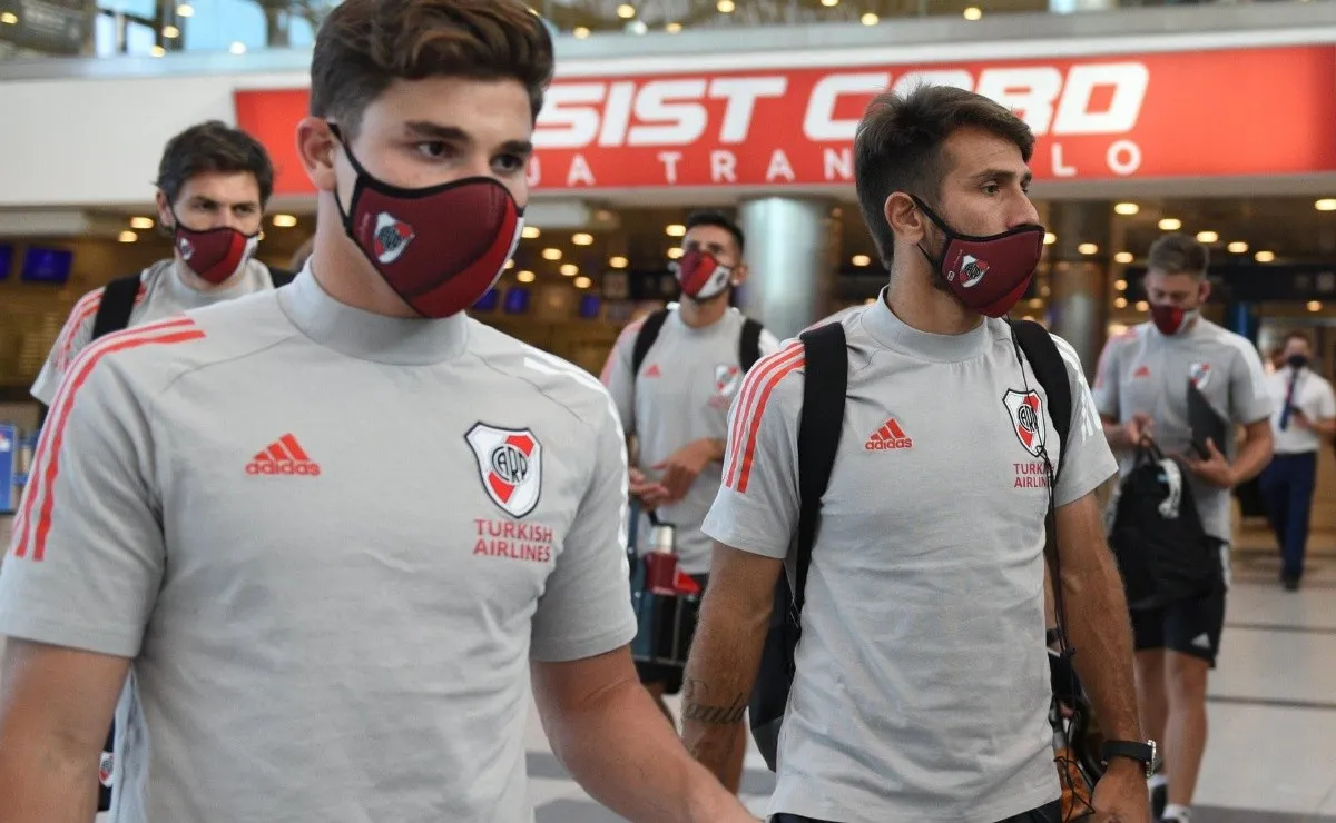 Los hinchas de River se autoconvocaron para despedir al plantel antes del vuelo a Brasil para jugar contra Palmeiras por la Copa Libertadores.