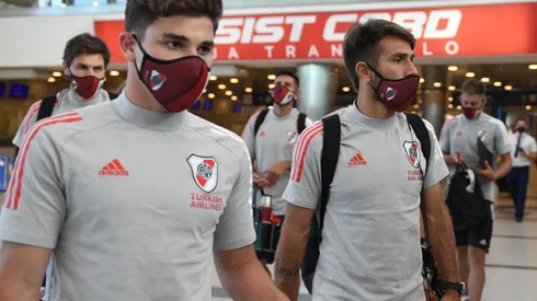 Los hinchas de River se autoconvocaron para despedir al plantel antes del vuelo a Brasil para jugar contra Palmeiras por la Copa Libertadores.
