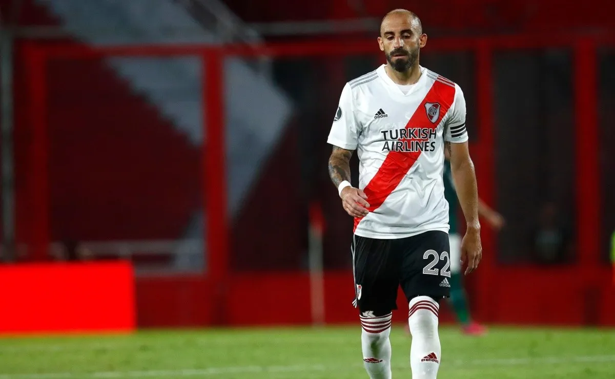 Javier Pinola durante el partido contra Palmeiras.