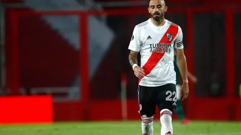 Javier Pinola durante el partido contra Palmeiras.