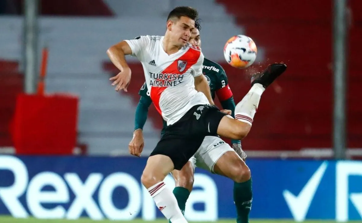 Rafael Borré, muy sacrificado en el primer tiempo.