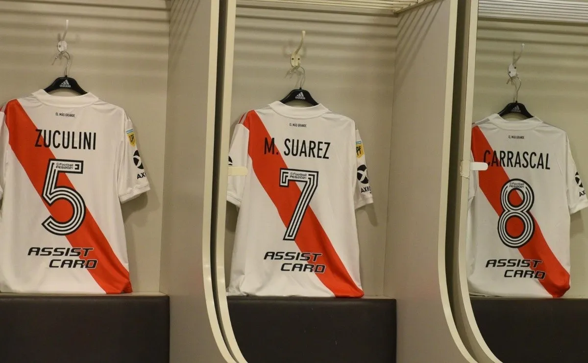 La camiseta de River ya está en el vestuario de la Bombonera. River y Boca se enfrentan a partir de las 21.30 horas por la Copa Diego Maradona.