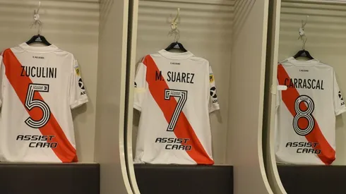 La camiseta de River ya está en el vestuario de la Bombonera. River y Boca se enfrentan a partir de las 21.30 horas por la Copa Diego Maradona.