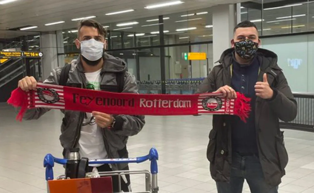 El Oso posó con un hincha del Feyenoord al llegar a Holanda.
