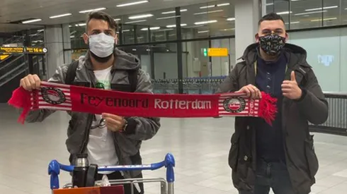 El Oso posó con un hincha del Feyenoord al llegar a Holanda.