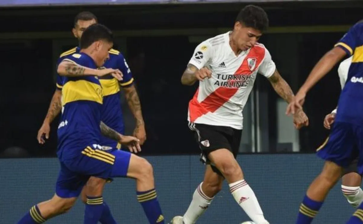 Jorge Carrascal recibió un codazo por parte de Campuzano que era para expulsión, pero Fernando Rapallini solo le mostró la tarjeta amarilla.