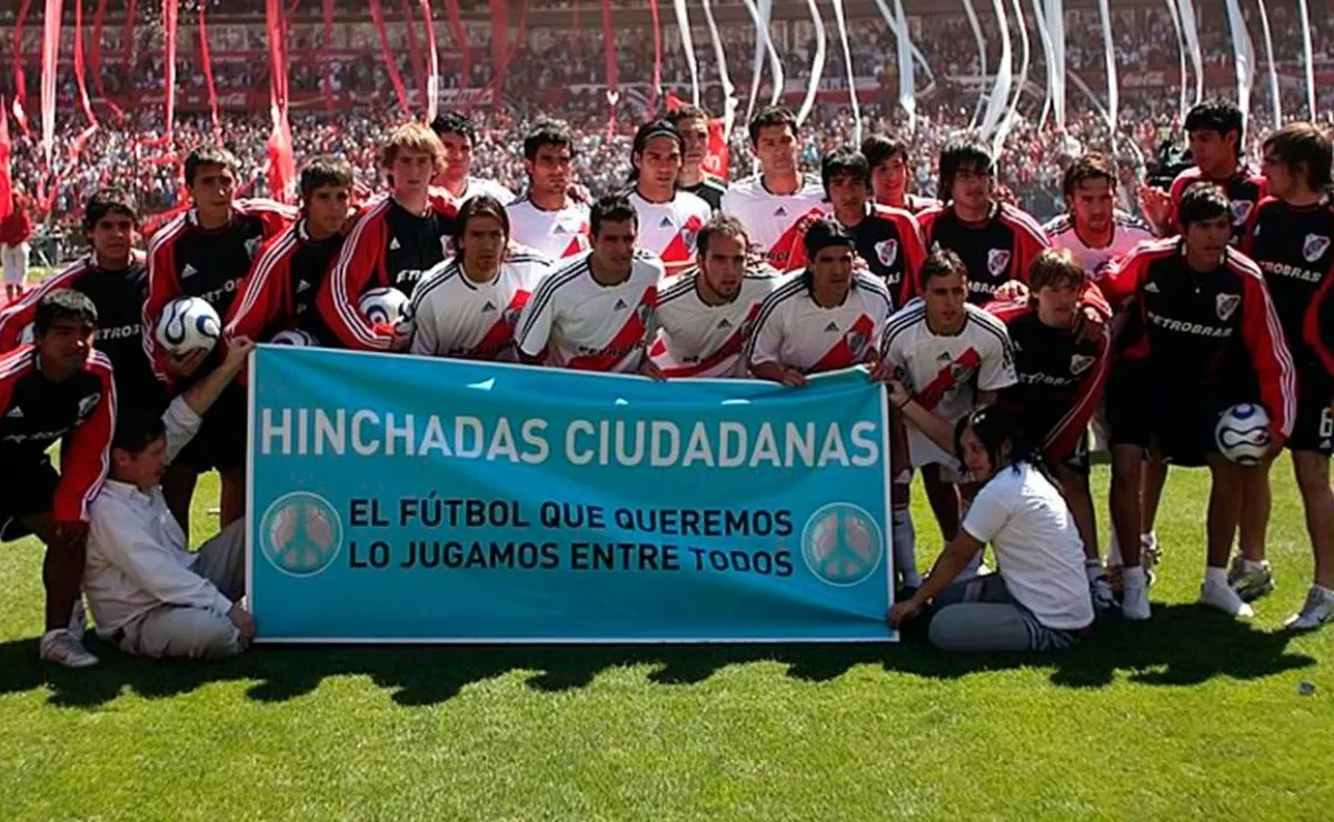 La formación de River contra Boca en el Apertura 2007 en el cual Leonardo Ponzio jugó como lateral izquierdo y anuló a Rodrigo Palacio.