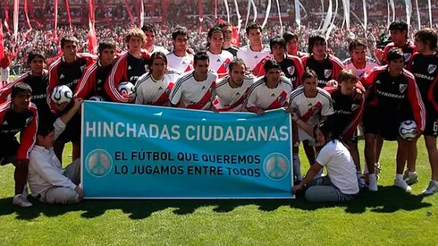 La formación de River contra Boca en el Apertura 2007 en el cual Leonardo Ponzio jugó como lateral izquierdo y anuló a Rodrigo Palacio.