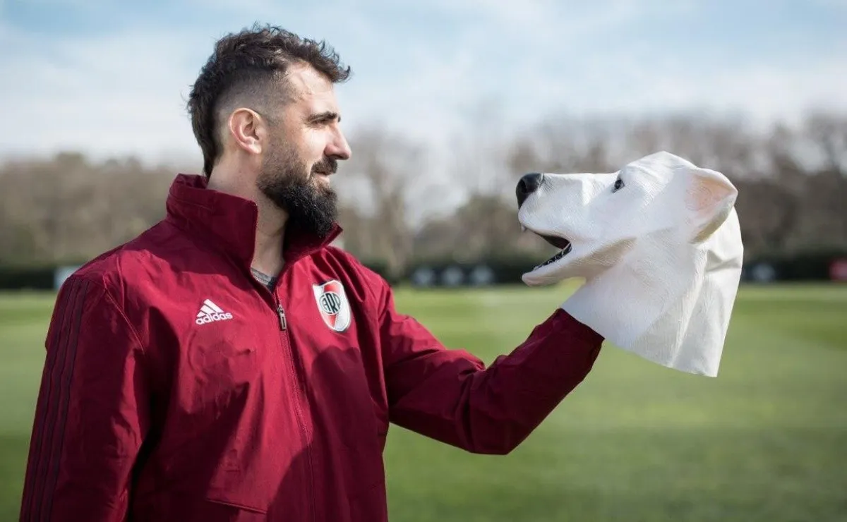 El Oso Pratto y la máscara que revolucionó por completo a todos los hinchas de River