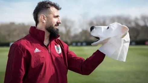 El Oso Pratto y la máscara que revolucionó por completo a todos los hinchas de River