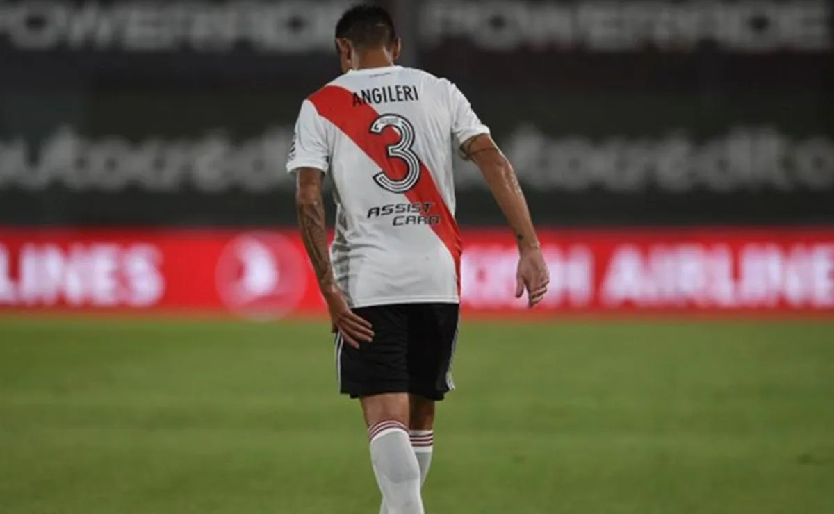 Fabrizio Angileri sintió una molestia en su pierna izquierda y fue reemplazado por Milton Casco que también se retiró con una molestia muscular.