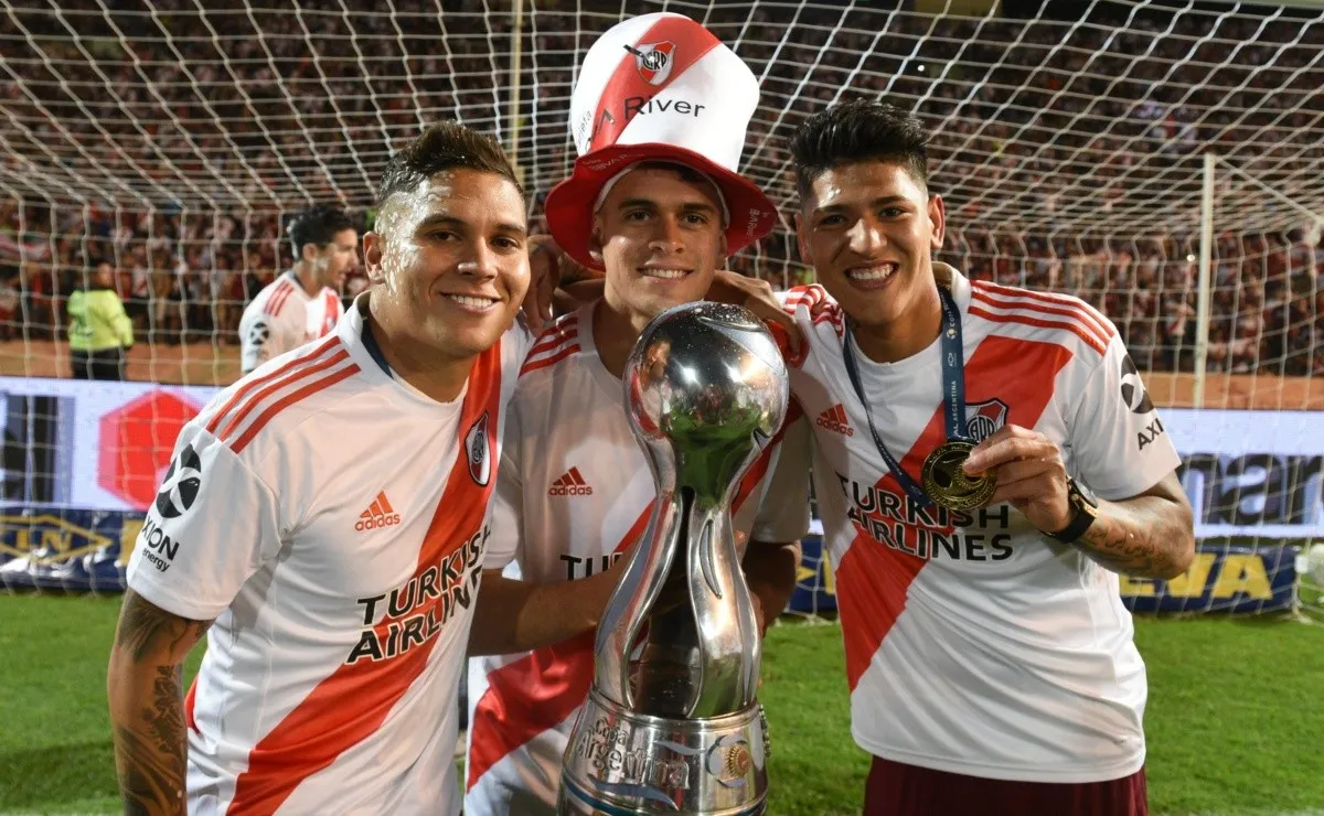 Juanfer Quintero levantando junto a Borré y Carrascal la Copa Argentina del año 2019