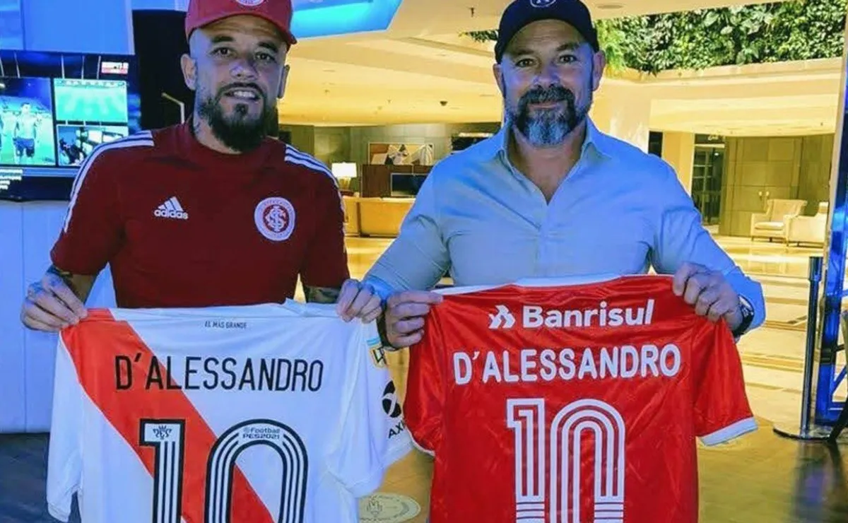 D'Alessandro recibió la visita de Adrián Varela, miembro de la CD de River, y cambiaron camisetas.
