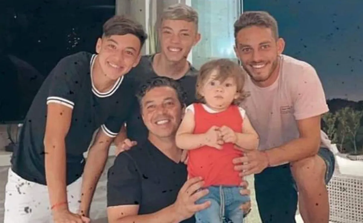 Marcelo Gallardo junto a sus hijos en la previa de los festejos de Navidad