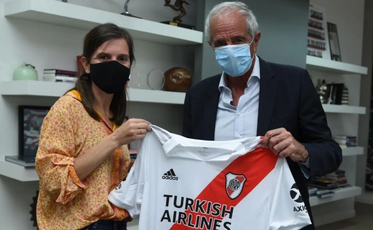 Rodolfo D'Onofrio y Fernanda Raverta posaron con la camiseta de River luego de firmar el convenio