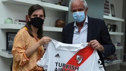 Rodolfo D'Onofrio y Fernanda Raverta posaron con la camiseta de River luego de firmar el convenio