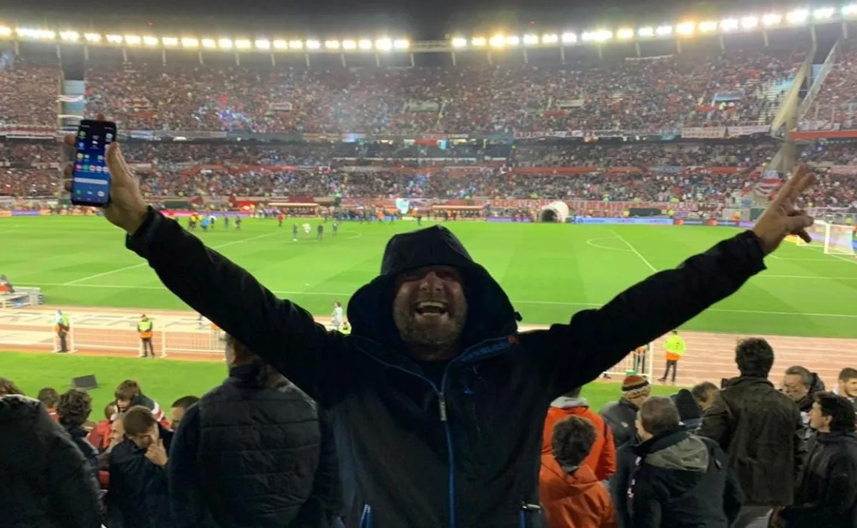 El loco viral que le canta a River