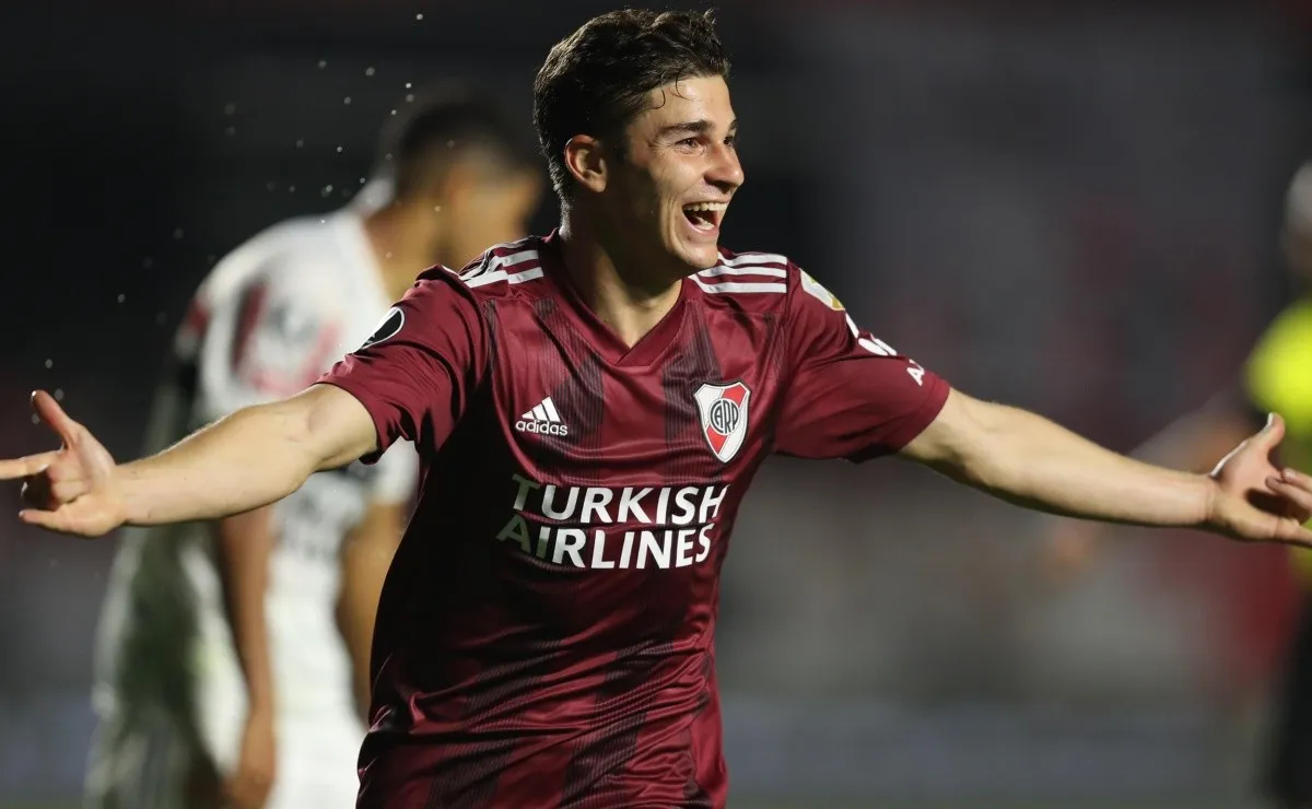 Julián Álvarez festeja en el empate ante San Pablo en Brasil