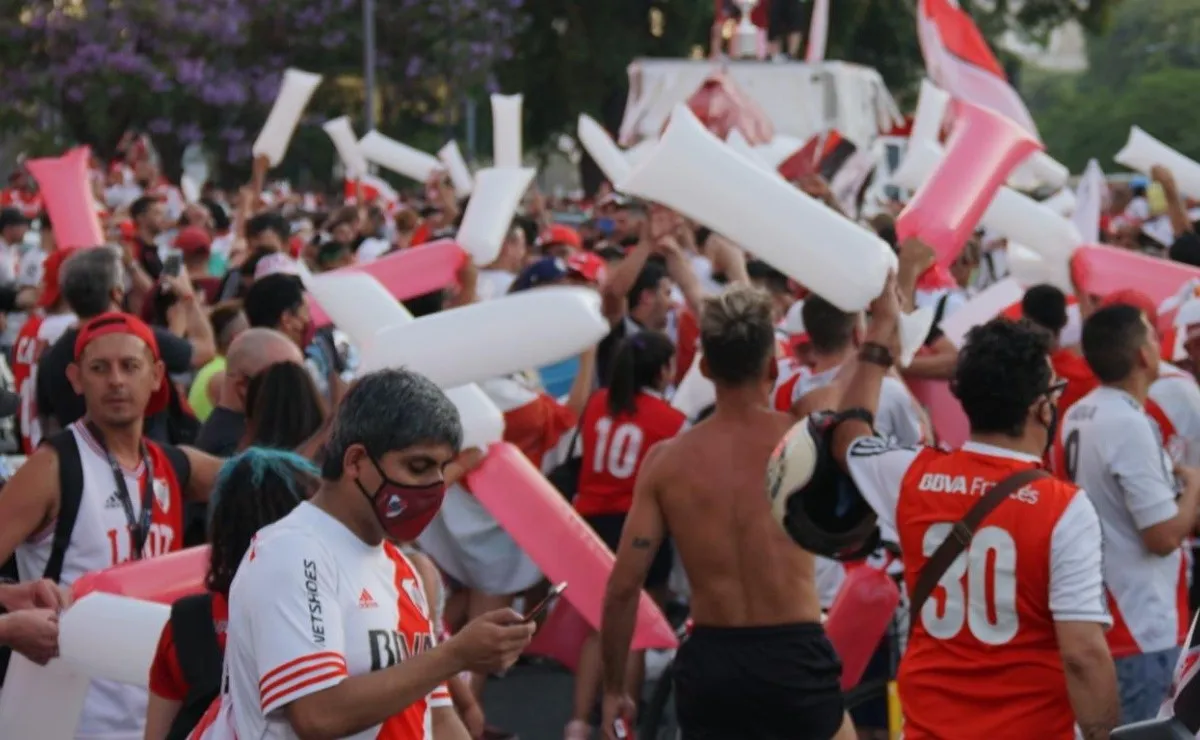 Un grupo de hinchas de River arregló la fachada de un edificio que había sido pintada en la Caravana Eterna del 9 de diciembre.