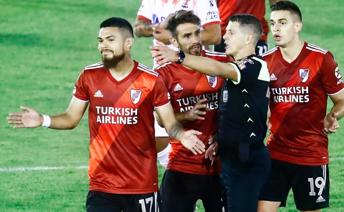 Germán Delfino expulsó a Paulo Díaz y le explicó a Marcelo Gallardo los motivos.
