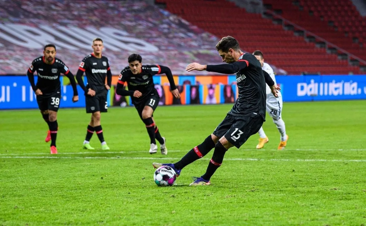 Alario convirtió en la goleada del Leverkusen sobre el Hoffenheim por 4 a 1. Su equipo es líder en la Bundesliga.