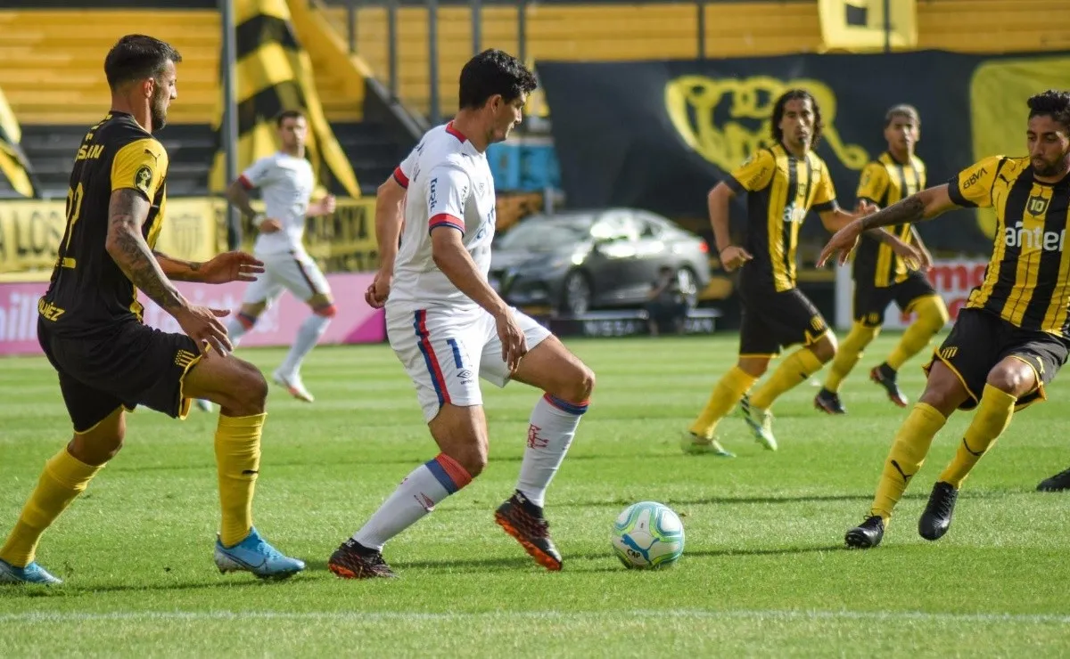 Nacional perdió el clásico con Peñarol por 3 a 2 y llega golpeado el encuentro contra River por los cuartos de final de la Copa Libertadores.