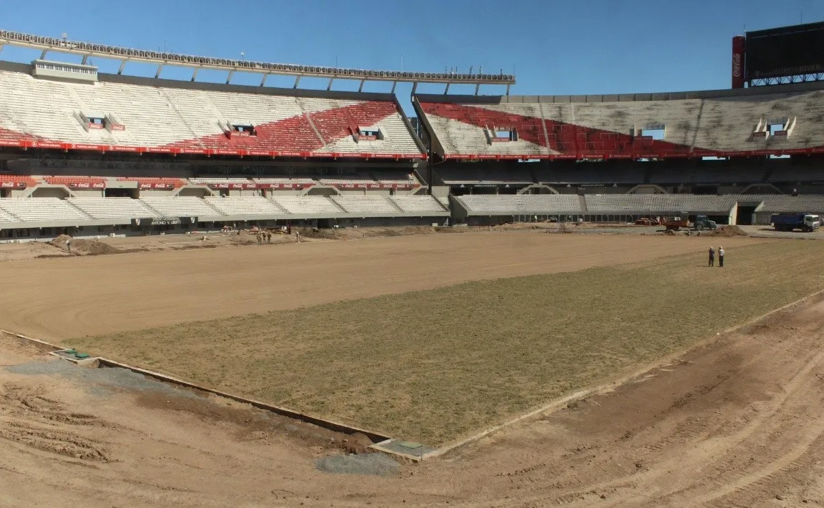 Comenzó el proceso de siembra en el Estadio Monumental y ya se puede ver un campo de juego con verde, la obra finalizará en febrero de 2021.