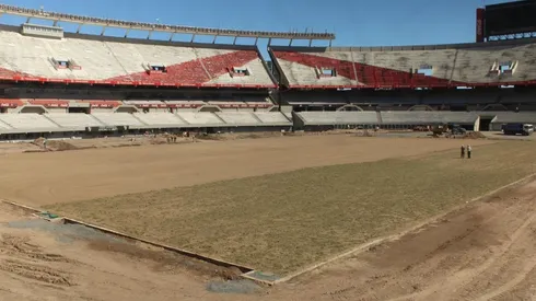 Comenzó el proceso de siembra en el Estadio Monumental y ya se puede ver un campo de juego con verde, la obra finalizará en febrero de 2021.
