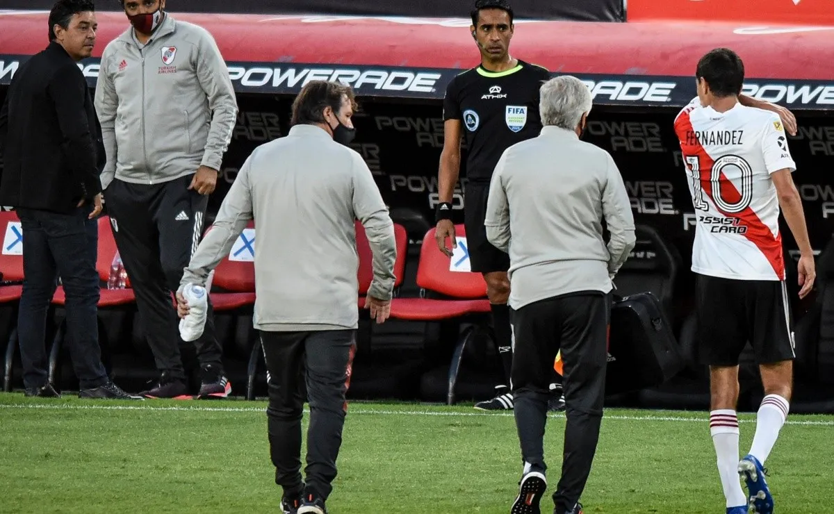 Nacho Fernández salió a los 36 minutos del primer tiempo por una lumbalgia, habrá que ver si llega al partido contra Nacional por la Copa Libertadores.