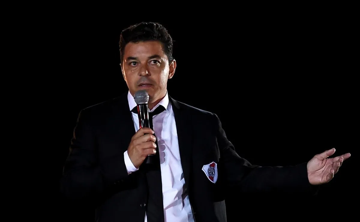 Marcelo Gallardo citó a seis jugadores extranjeros pero uno no podrá formar parte ni siquiera del banco de suplentes ya que el máximo permitido es de cinco futbolistas nacidos fuera de Argentina.