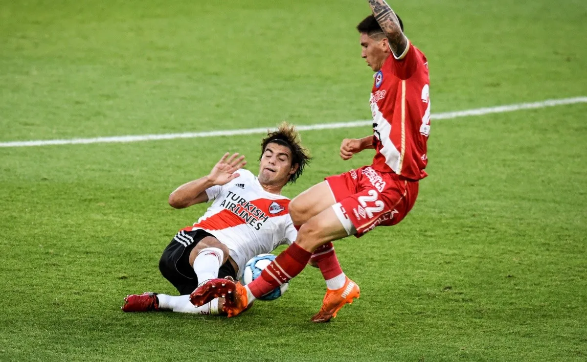 River y Argentinos protagonizaron un partido con muchos roces y varios amonestados.