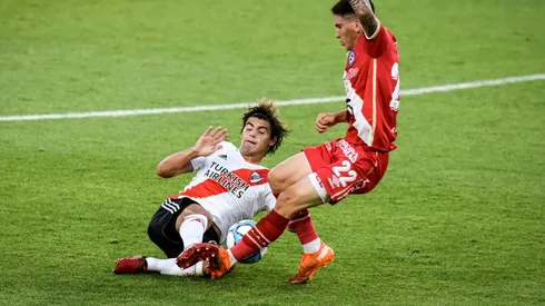 River y Argentinos protagonizaron un partido con muchos roces y varios amonestados.