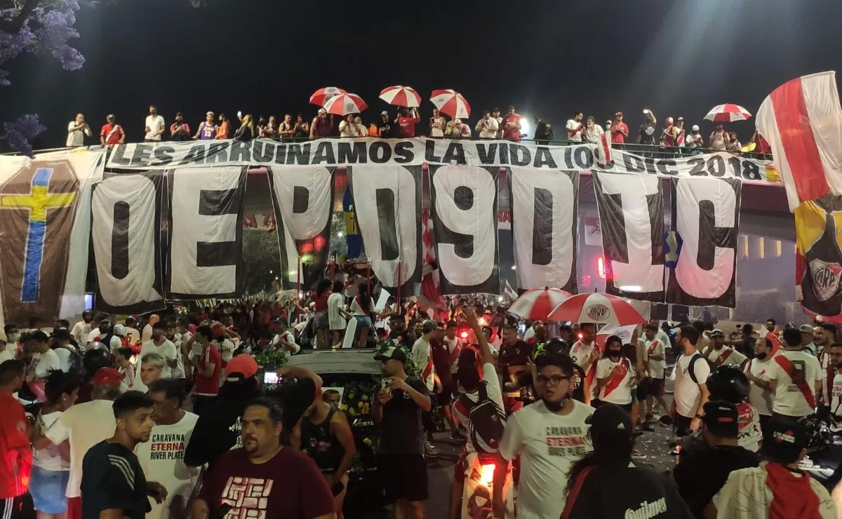 Los hinchas de River se acercaron masivamente al Obelisco para celebrar el segundo aniversario de la Copa Libertadores 2018.