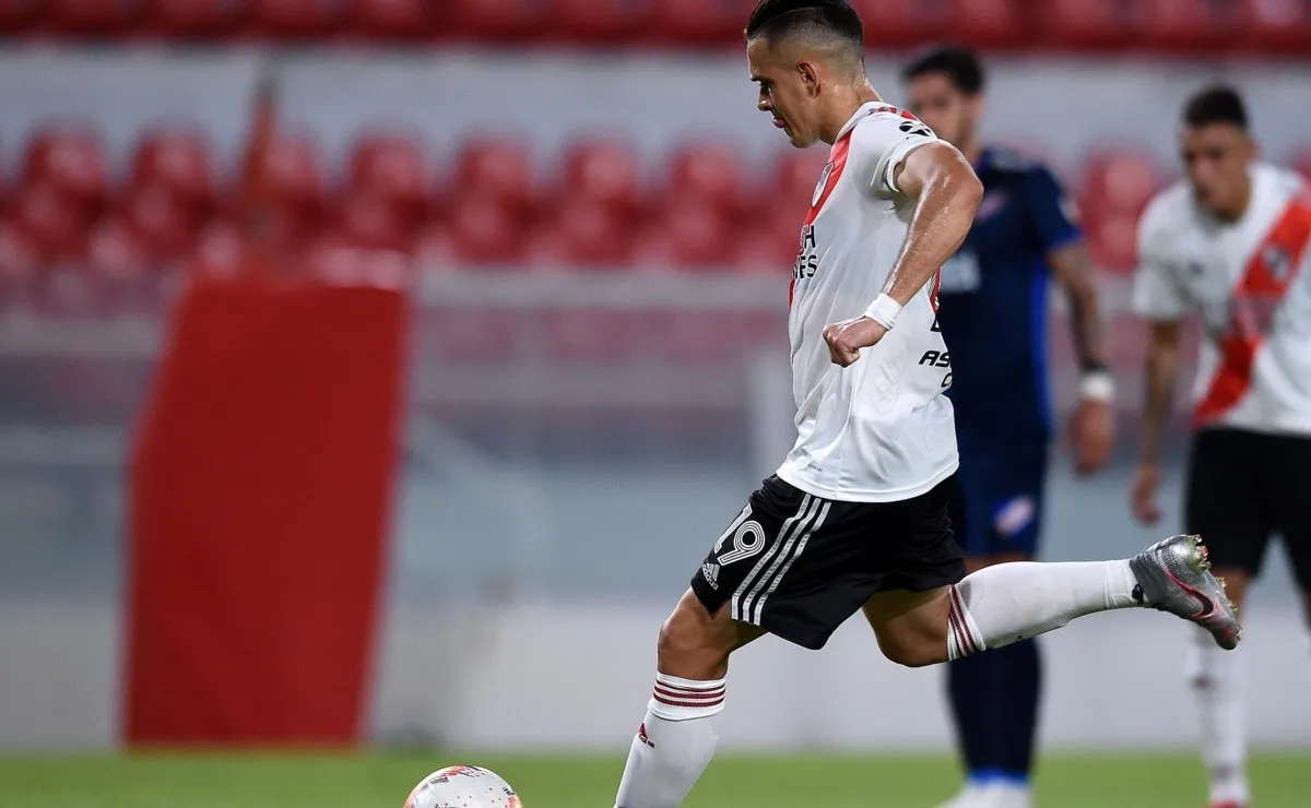 Rafael Santos Borré tuvo la oportunidad de poner en ventaja a River ante Nacional de penal, pero lo pateó muy mal y el arquero Rochet lo atajó sin problemas.