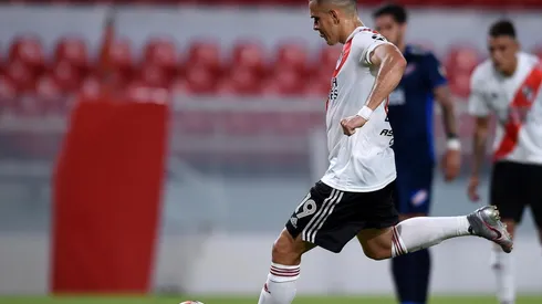 Rafael Santos Borré tuvo la oportunidad de poner en ventaja a River ante Nacional de penal, pero lo pateó muy mal y el arquero Rochet lo atajó sin problemas.