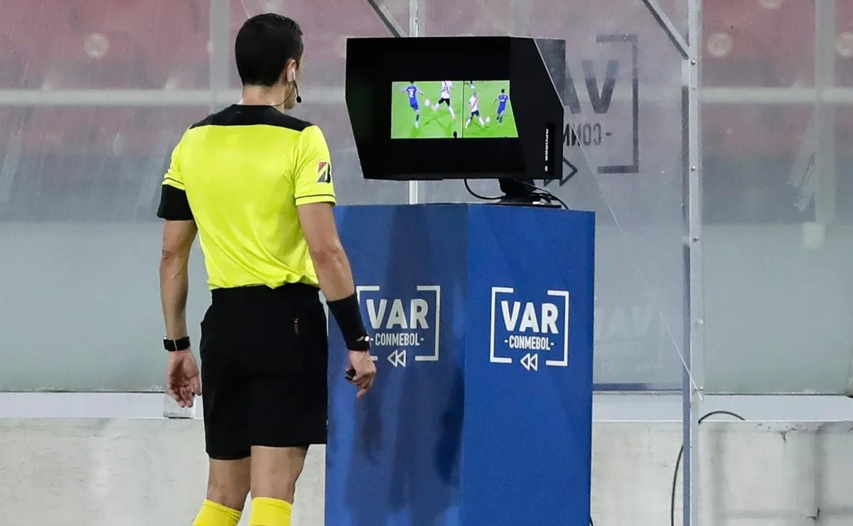 La Conmebol publicó los audios del VAR del partido de ida de cuartos de final de Copa Libertadores entre River y Nacional donde hubo varias polémicas.
