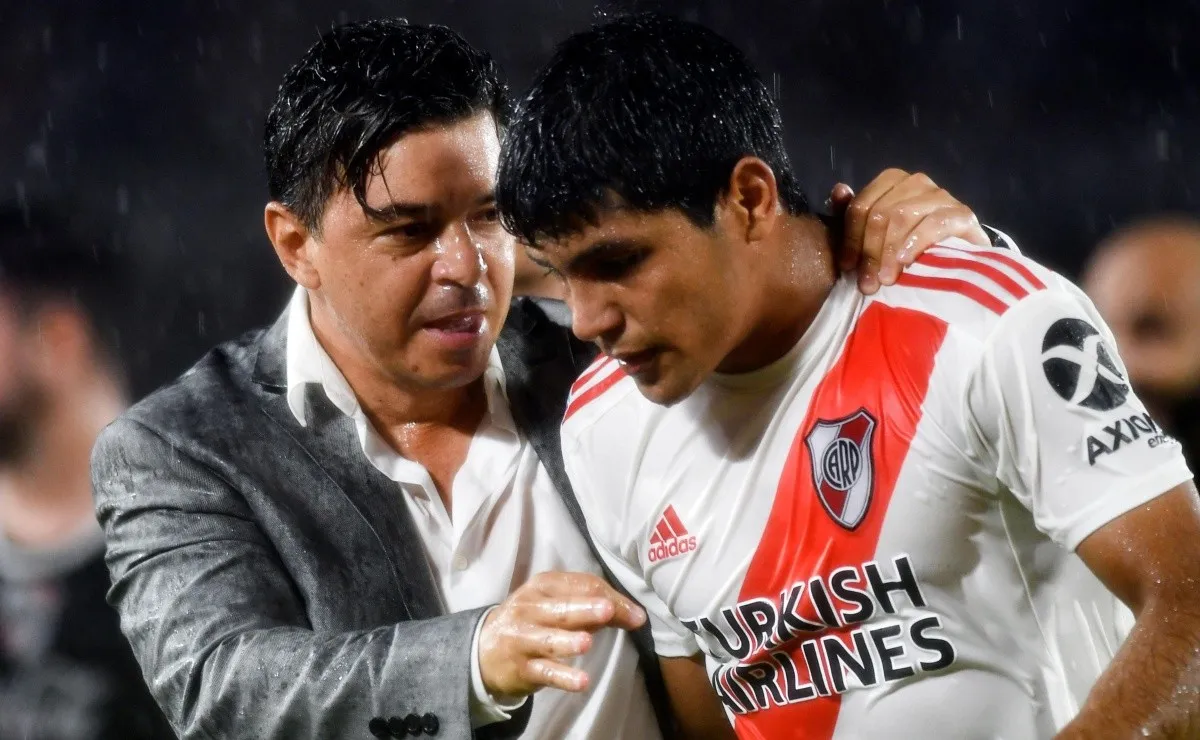 Marcelo Gallardo podría poner a Robert Rojas como titular ante Atlético Paranaense en lugar de Santiago Sosa y armar una línea de cinco defensores.