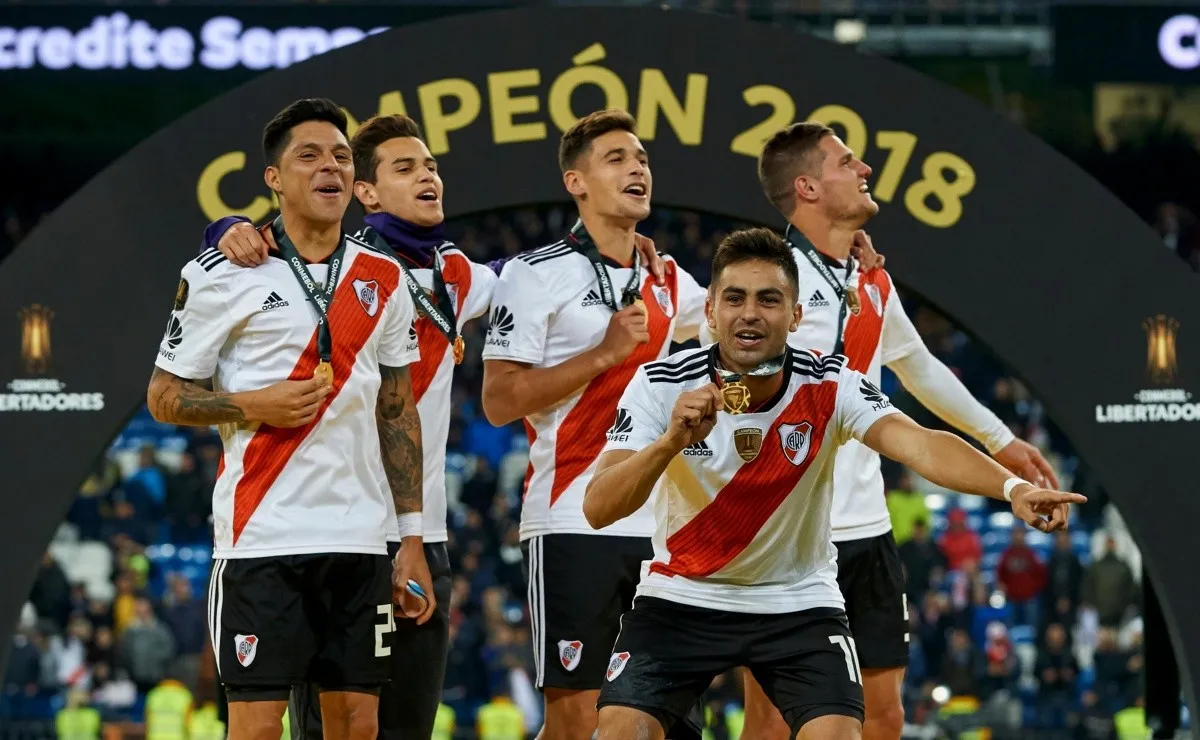 El guiño de River a los hinchas en una campaña de socios no pasó inadvertido. Enzo Francescoli posa con un carnet que indica que su número de DNI es el 9122018.
