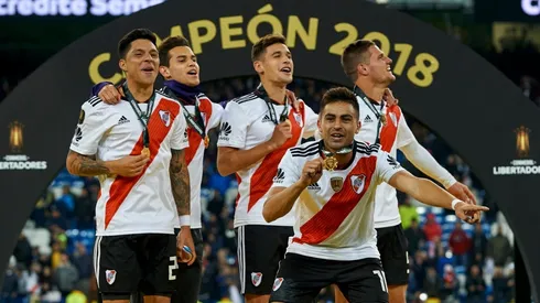 El guiño de River a los hinchas en una campaña de socios no pasó inadvertido. Enzo Francescoli posa con un carnet que indica que su número de DNI es el 9122018.