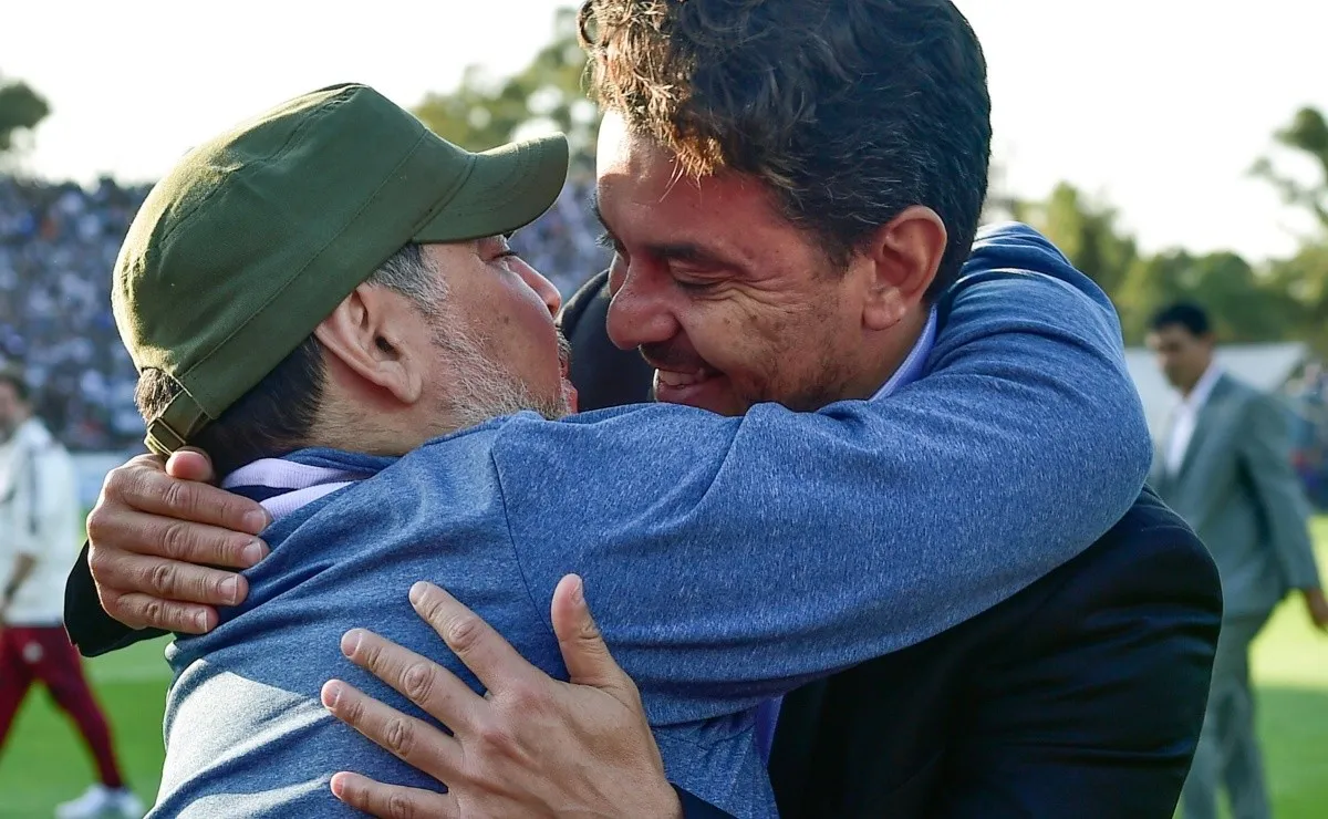 El abrazo entre Gallardo y Maradona. Fue el 28 de septiembre del año pasado.