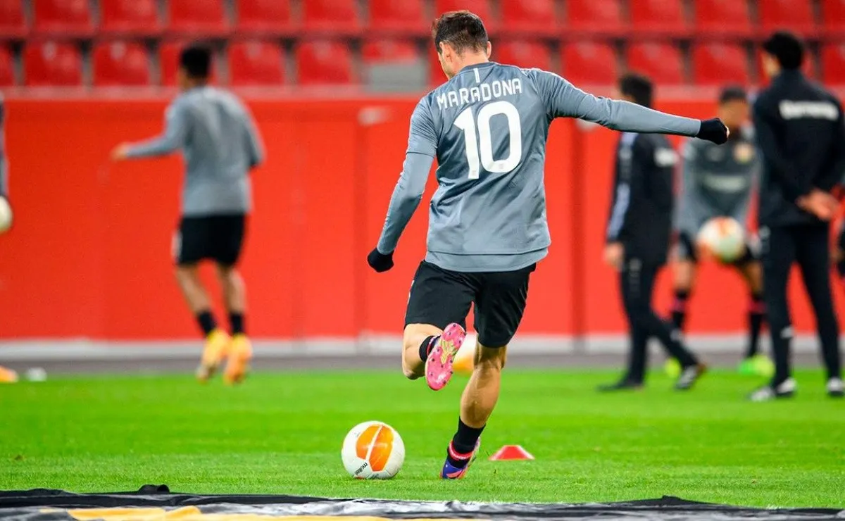 Lucas Alario salió al calentamiento previo del duelo entre Bayer Leverkusen y Hapoel Be'er Sheva por la Europa League con una remera especial.