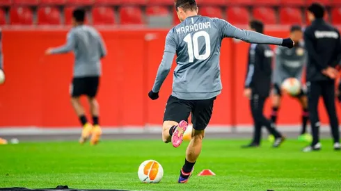 Lucas Alario salió al calentamiento previo del duelo entre Bayer Leverkusen y Hapoel Be'er Sheva por la Europa League con una remera especial.