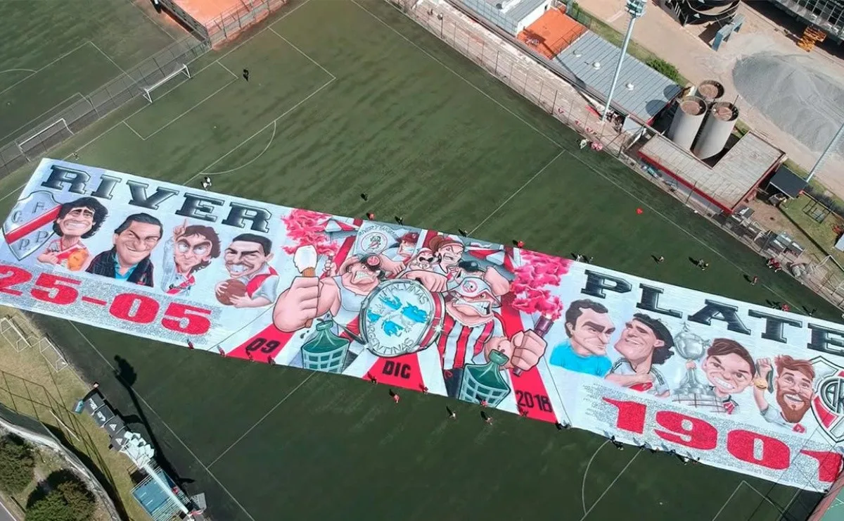 El debate por los ídolos en el nuevo telón de River
