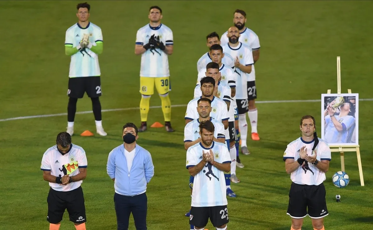 La formación de los 22 jugadores y ambos técnicos, armando un 10 en el círculo central.