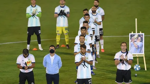 La formación de los 22 jugadores y ambos técnicos, armando un 10 en el círculo central.