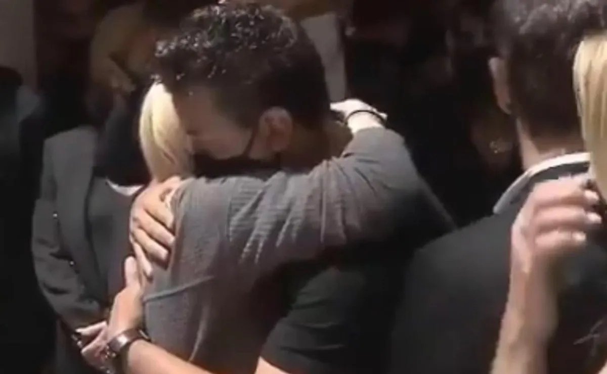 Marcelo Gallardo y el abrazo a Claudia Villafañe en el velatorio de Diego Maradona