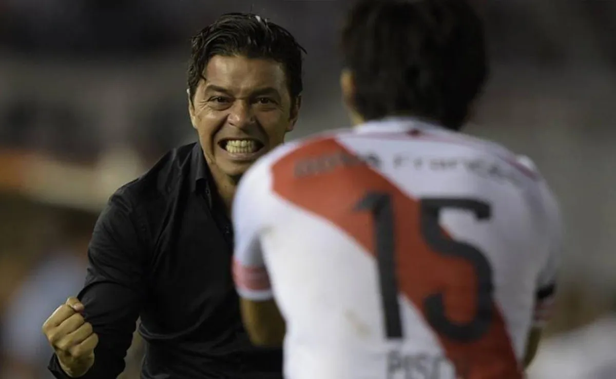 Marcelo Gallardo recibiendo el abrazo de Pisculichi, quien le dedicó el gol aquella noche en el Monumental