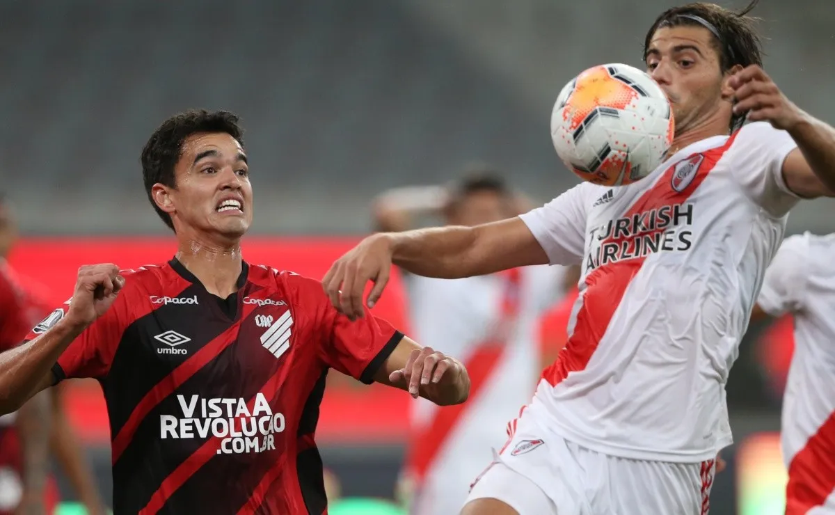 Felipe Aguilar disputa la pelota con Santiago Sosa en el partido de ida de los octavos de final de la Copa Libertadores. El defensor fue el único de los cinco nuevos casos que jugó ante River.