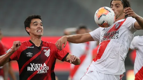 Felipe Aguilar disputa la pelota con Santiago Sosa en el partido de ida de los octavos de final de la Copa Libertadores. El defensor fue el único de los cinco nuevos casos que jugó ante River.