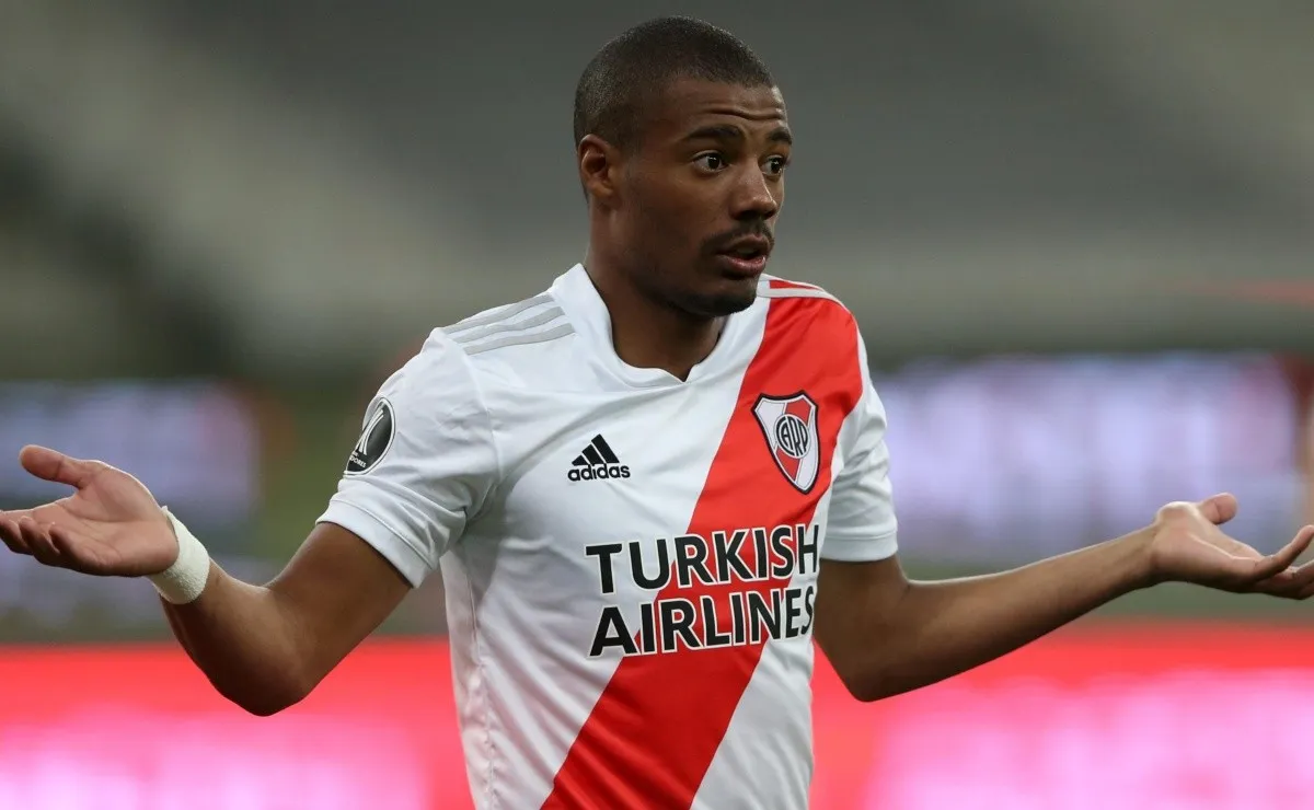De La Cruz se enojó al ser reemplazado ante Atlético Paranaense, le negó el saludo a Gallardo y fue reprendido por Biscay.